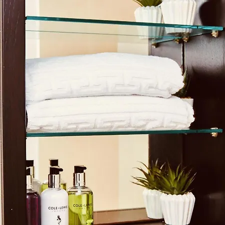 Apartment Deluxe Apt, Riverside Canal View&free Parking *