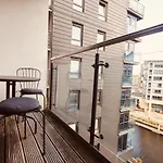 Hotel Deluxe Apt, Riverside Canal View&free Parking Leeds (West Yorkshire)