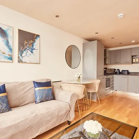 Deluxe Apt, Riverside Canal View&free Parking Otel 3*