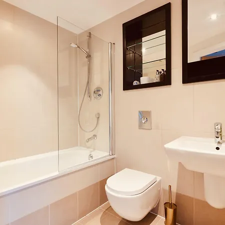 Deluxe Apt, Riverside Canal View&free Parking Szálloda 3*