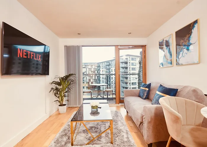 Deluxe Apt, Riverside Canal View&free Parking 3*