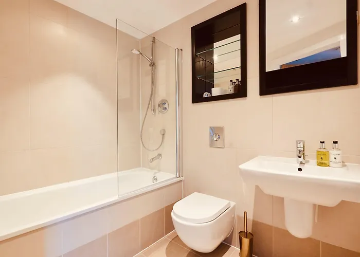 Deluxe Apt, Riverside Canal View&free Parking ホテル 3*