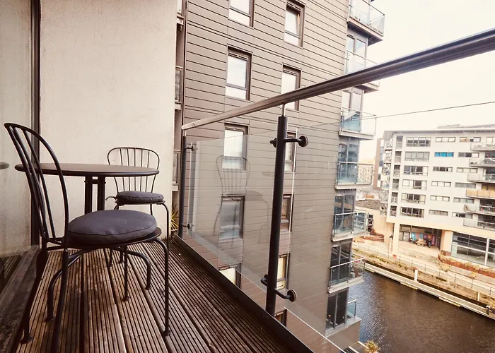 ホテル Deluxe Apt, Riverside Canal View&free Parking リーズ