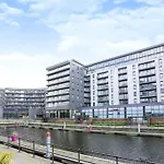 Deluxe Apt, Riverside Canal View&free Parking 3*