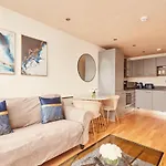 Deluxe Apt, Riverside Canal View&free Parking 호텔 3*