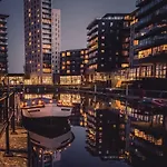 호텔 Deluxe Apt, Riverside Canal View&free Parking 리즈