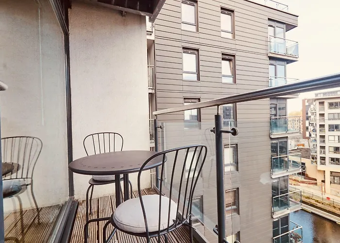 Deluxe Apt, Riverside Canal View&free Parking