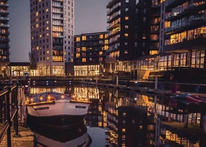 Hotel Deluxe Apt, Riverside Canal View&free Parking Leeds (West Yorkshire)